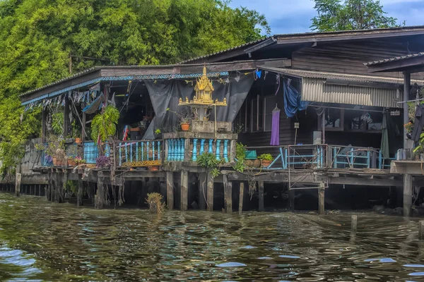 Dřevěné domy postavené na řece Chao Phraya, staré dřevěné domy — Stock fotografie