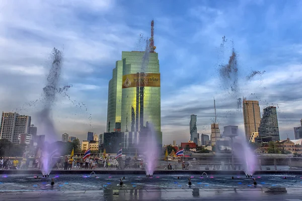 Vatten funktioner med Dancing Fountain show på River Park of icons — Stockfoto