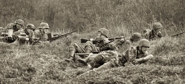 Soldados alemanes de la Segunda Guerra Mundial sobre la reconstrucción de —  Fotos de Stock