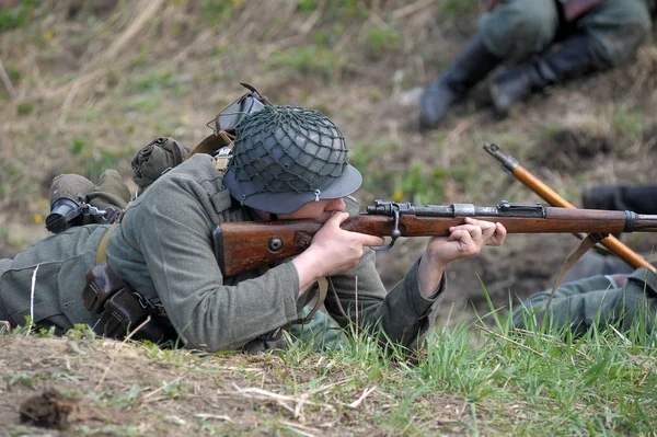 İkinci Dünya Savaşı'nın yeniden inşası üzerine Alman askerleri — Stok fotoğraf