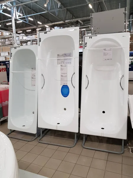 Enameled baths for sale in a store — Stock Photo, Image