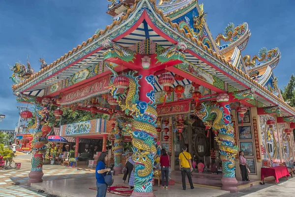 På Wat Saman Rattanaram i Chachoengsao, det finns en gigantisk Reclin — Stockfoto