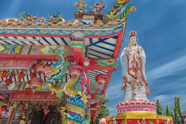 En Wat Saman Rattanaram en Chachoengsao, hay un Reclin gigante — Foto de Stock