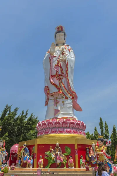 Chachoengsao'daki Wat Saman Rattanaram'da dev bir Reclin var. — Stok fotoğraf