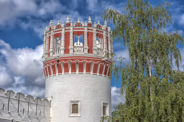 Ściany z wieżami klasztoru Nowodziewiczy — Zdjęcie stockowe