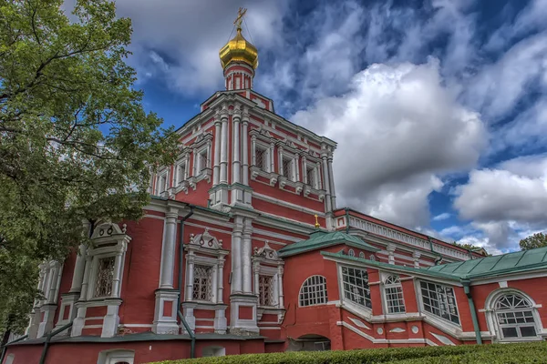 Красивый Успенский костел с трапезной Новодевичьего монастыря — стоковое фото