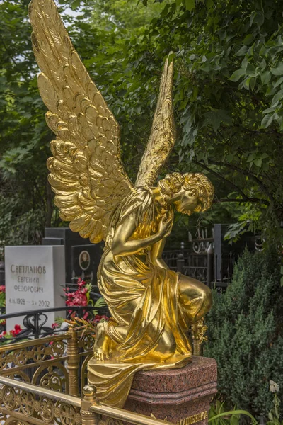 墓の上に悲しむ黄金の天使の彫刻 — ストック写真
