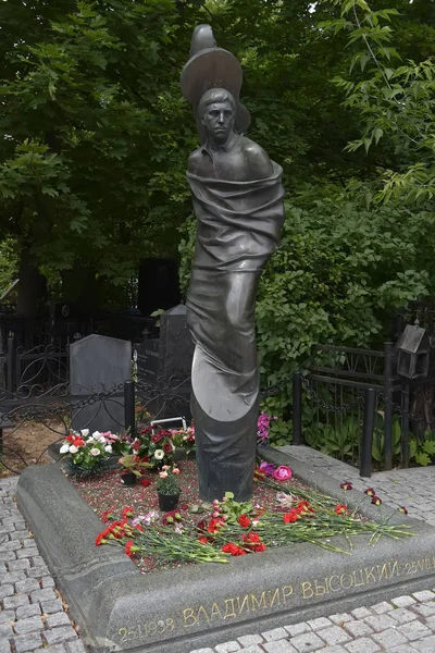 Tombeau de Vladimir Vysotsky dans le cimetière Vagankovskoïe — Photo