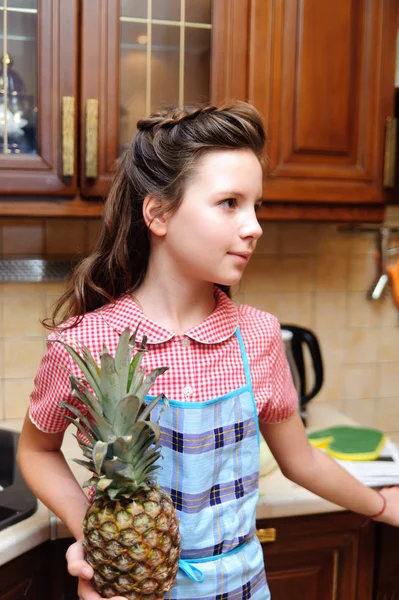 Mutfakta ananas ile bir vintage saç kesimi ile kız — Stok fotoğraf