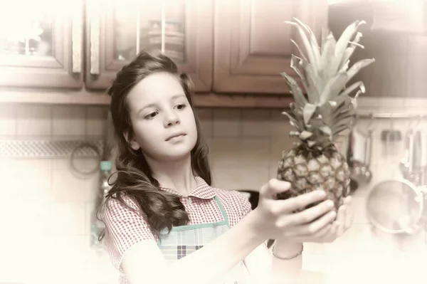 台所でパイナップルとヴィンテージヘアカットを持つ女の子 — ストック写真