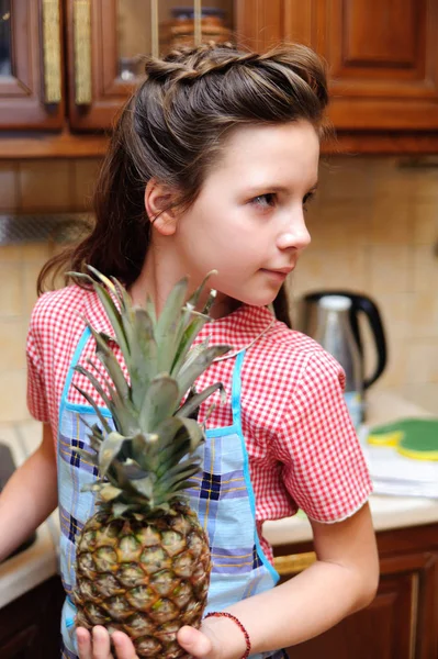 Chica con un corte de pelo vintage con piña en la cocina — Foto de Stock