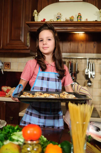 Menina com um corte de cabelo vintage na cozinha entre os legumes com — Fotografia de Stock