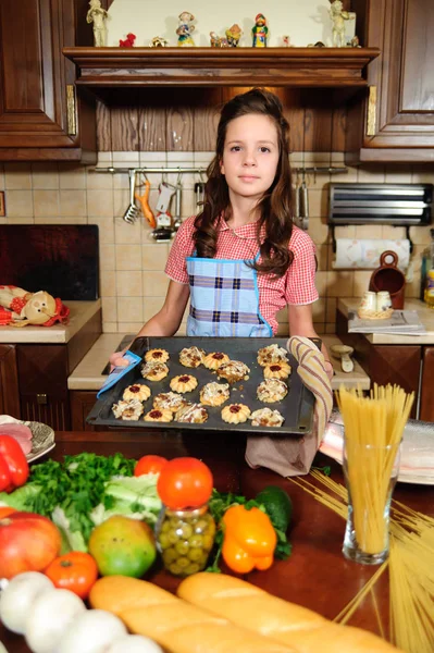 Dívku se starožitním sestřihem v kuchyni mezi zeleninou s — Stock fotografie