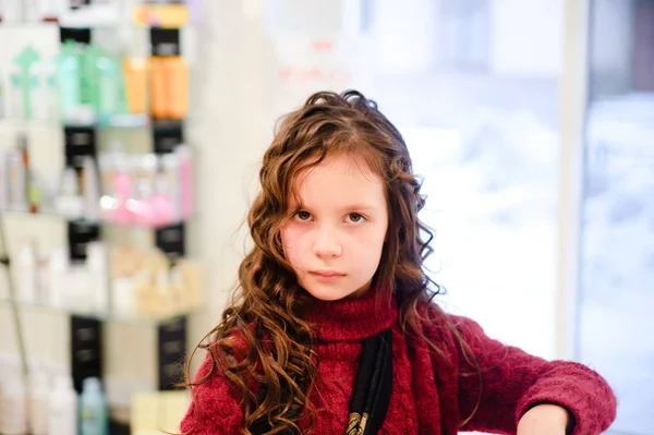 Retrato da linda menina da morena com um cur — Fotografia de Stock