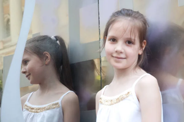 Retrato de niña al lado de un espejo — Foto de Stock