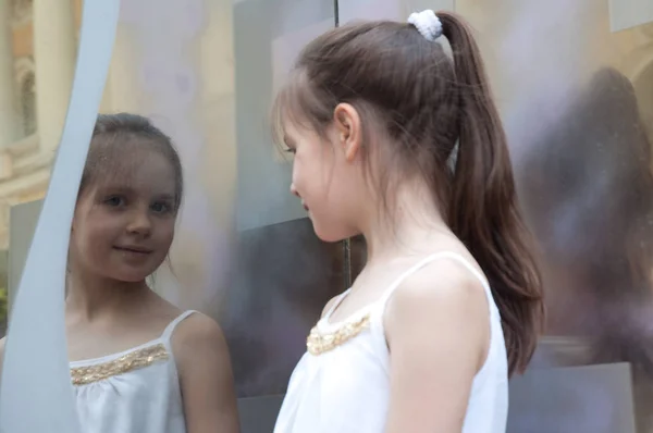 Porträtt av liten flicka bredvid en spegel — Stockfoto