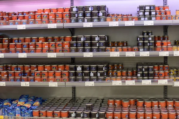 Caviar vermelho e preto em uma prateleira de loja — Fotografia de Stock