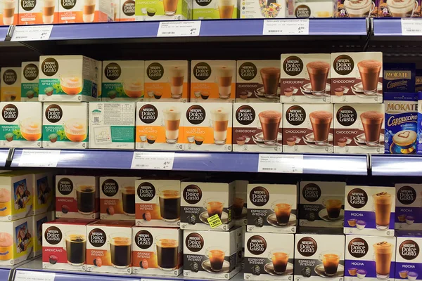 Cápsulas para una máquina de café en un estante de la tienda — Foto de Stock