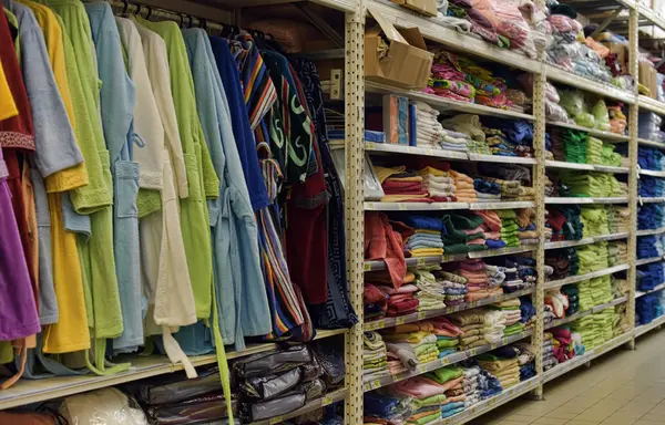 Bathrobes and towels in the supermarket — Stock Photo, Image