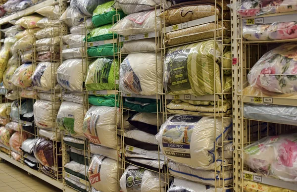 Coperte e cuscini in vendita in un supermercato — Foto Stock