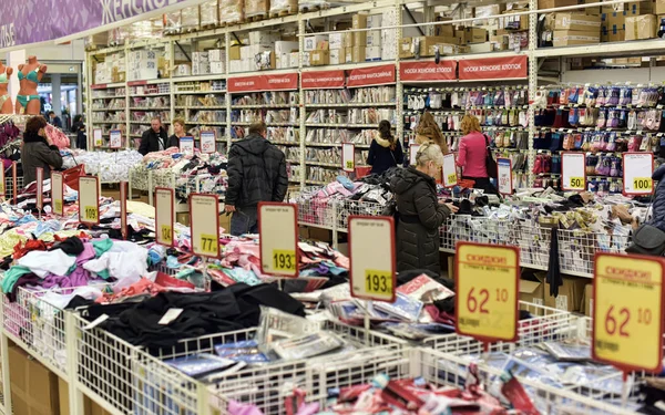 Kupujący wybierają ubrania w supermarkecie — Zdjęcie stockowe