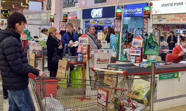 Kupujący i strefa gotówkowa w supermarkecie — Zdjęcie stockowe