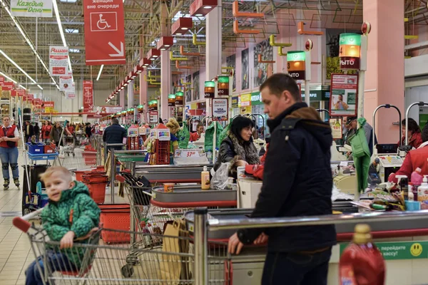 Pembeli dan zona kas di supermarket — Stok Foto