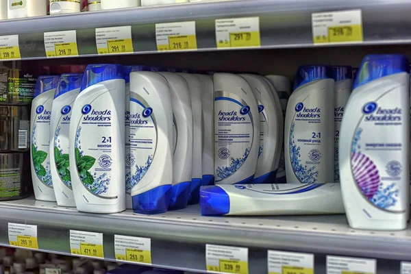 Cabeça e sholders shampoo em prateleiras de supermercado — Fotografia de Stock