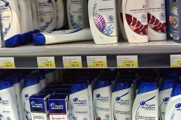 Shampoo Head and sholders sugli scaffali dei supermercati — Foto Stock