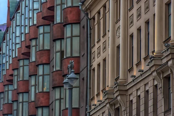Красный с стеклянными балконами на фасаде дома — стоковое фото