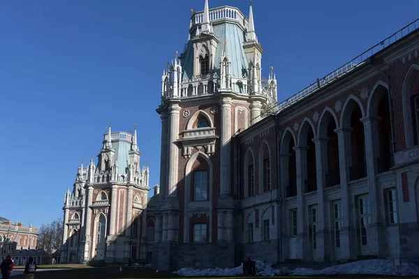 Tsaritsyno-budynki z parkiem i wieżami — Zdjęcie stockowe