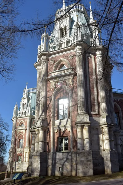 Tsaritsyno-budynki z parkiem i wieżami — Zdjęcie stockowe