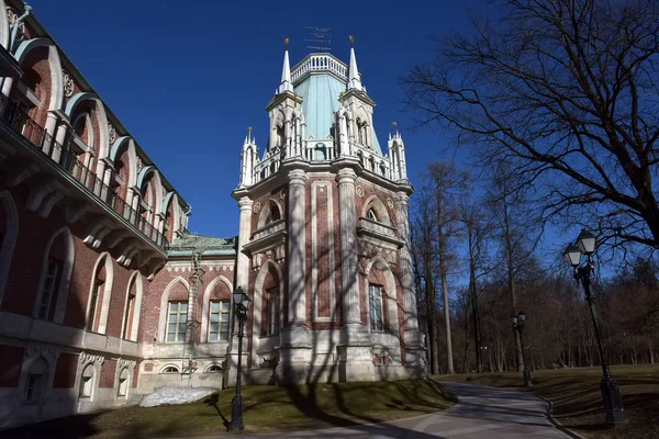 Parc Tsaritsyno et tours bâtiments — Photo