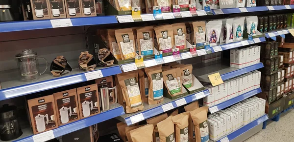 Koffie op de planken in de supermarkt — Stockfoto