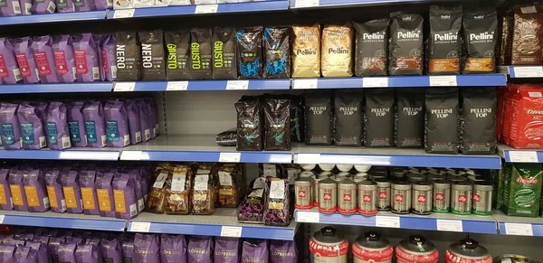 Coffee on the shelves in the supermarket — Stock Photo, Image