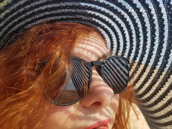 Mulher em um chapéu de abas largas preto e óculos de sol retrato — Fotografia de Stock