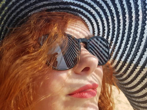 Mulher em um chapéu de abas largas preto e óculos de sol retrato — Fotografia de Stock