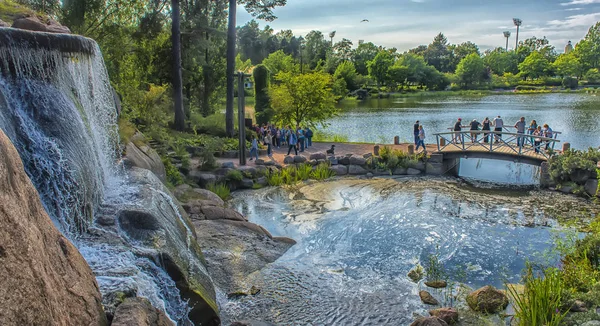 Taman Sapokka di kota Kotka, Finlandia. Air terjun dengan c — Stok Foto