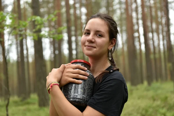 Дівчина з баночкою чорниці в руках — стокове фото