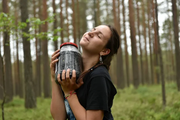 Meisje met een potje bosbessen in handen — Stockfoto