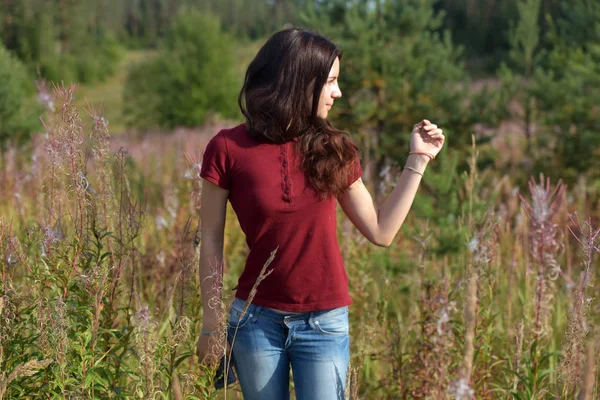 Flicka i en röd blus på fältet — Stockfoto