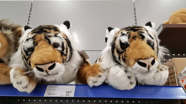 Tigres de brinquedos macios em uma prateleira em um supermercado — Fotografia de Stock