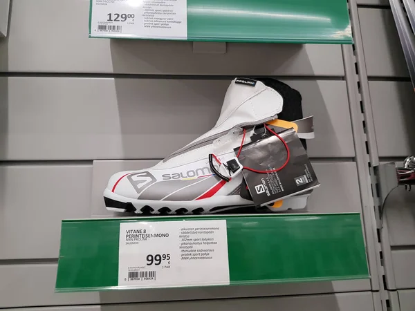 Sepatu ski di toko olahraga. — Stok Foto