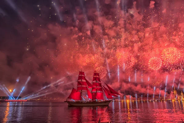 Segelbåt på natten på Scarlet Sails Festival — Stockfoto
