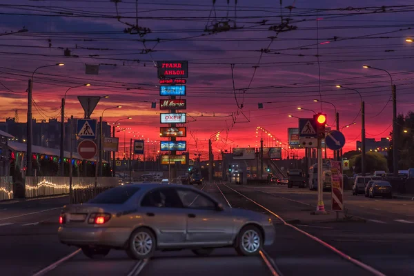 Zonsondergang en auto's op het kruispunt — Stockfoto