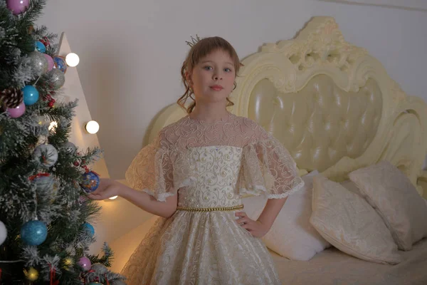 Принцесса в алебастровом викторианском платье к рождественской елке в — стоковое фото