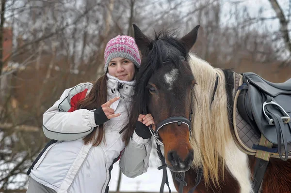 Дівчина в капелюсі і піджаку взимку — стокове фото