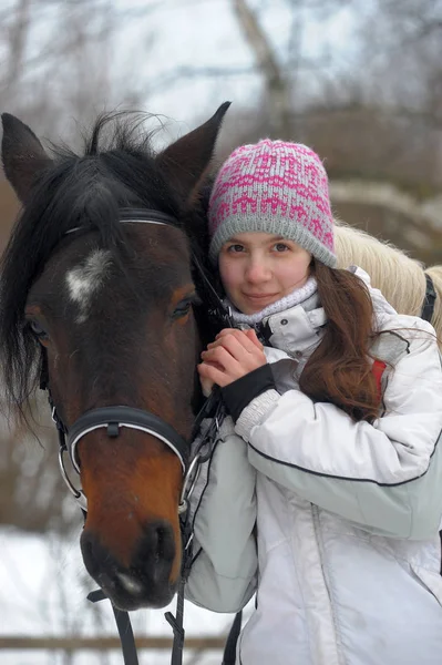 女孩在冬天的帽子和夹克 — 图库照片