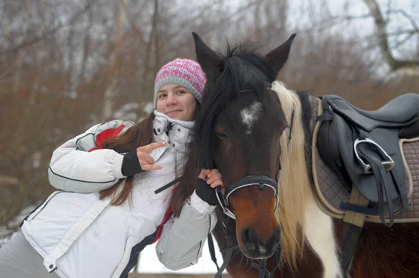 Flicka i en hatt och jacka på vintern — Stockfoto