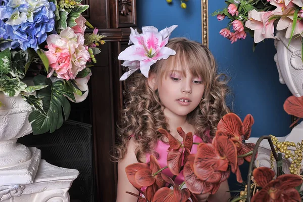 St çiçekler arasında pembe prenses elbise küçük kız — Stok fotoğraf